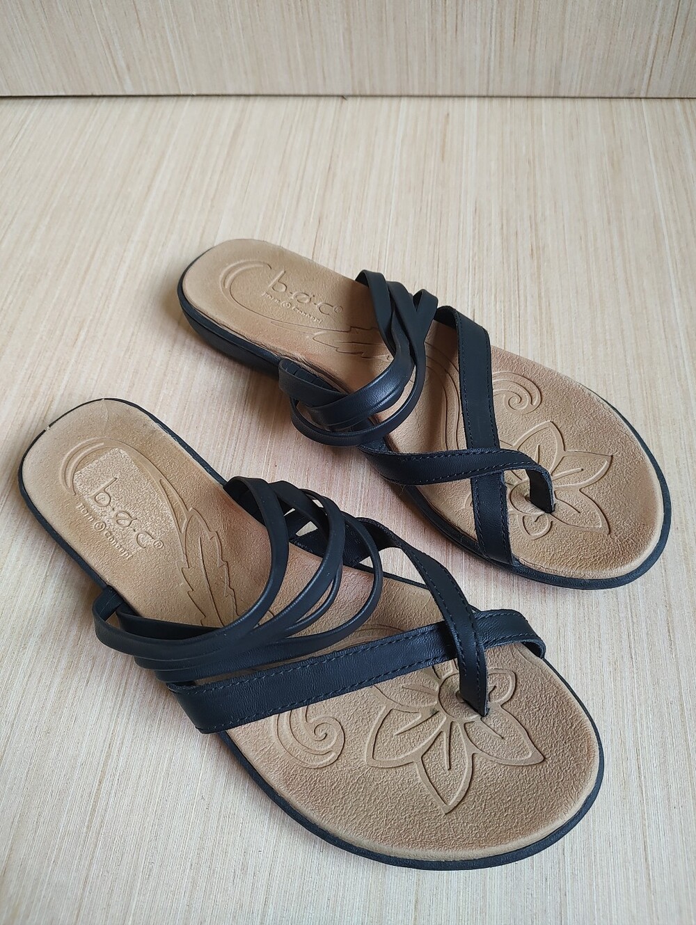 Boc Born Alisha Sandals Black Thong Slides Comfy Beige Flip Flops Size 9 Women